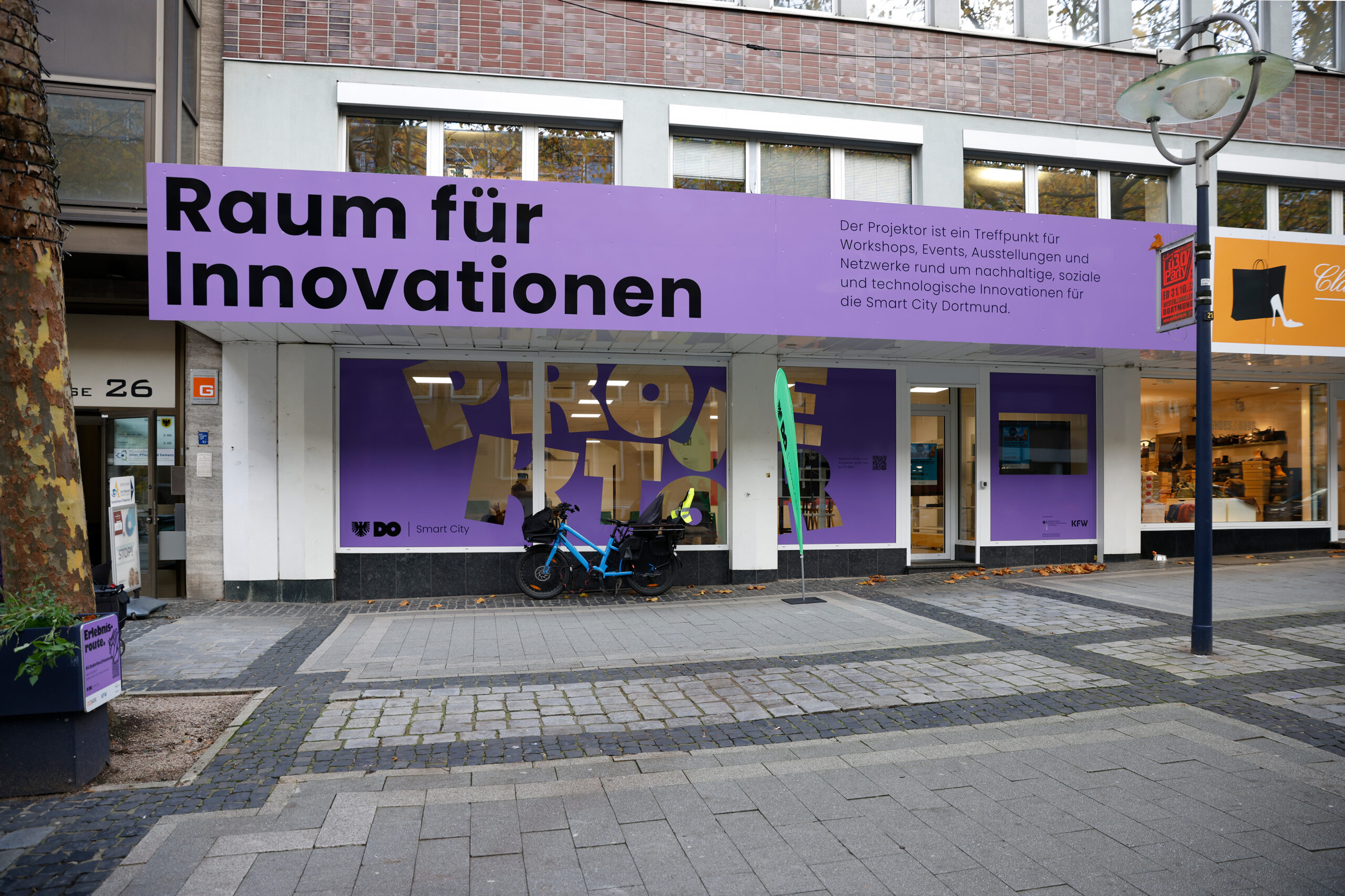 _B_51112 Mann steht neben einem Optimus Prime Roboter, der auf einem Tisch platziert ist.